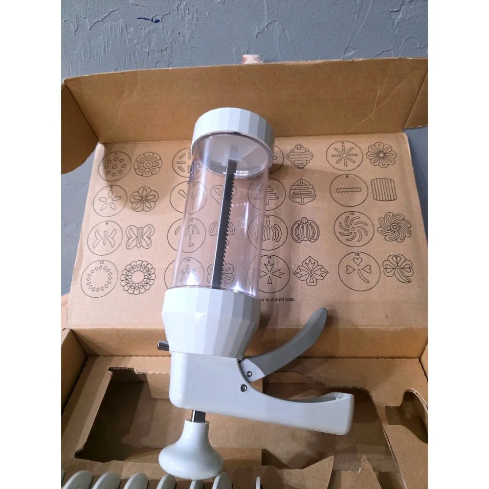 Pampered Chef Cookie Press 1525 with 16 Disks White‎ Clear Biscuit Maker
